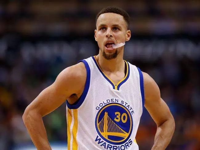 NBA ｜ 东契奇紫金首秀 湖人轻取爵士6连胜