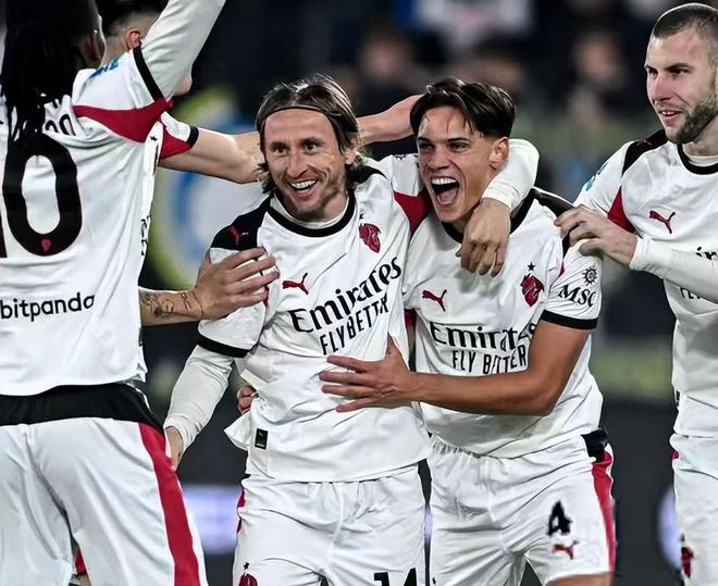 德天空：目前谢什科和曼联的转会进展远高于西蒙斯与切尔西