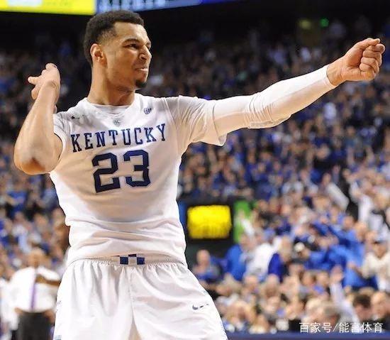 国足0-2澳大利亚！塞鸟摸头安抚王钰栋，王大雷无奈，蒋圣龙失落